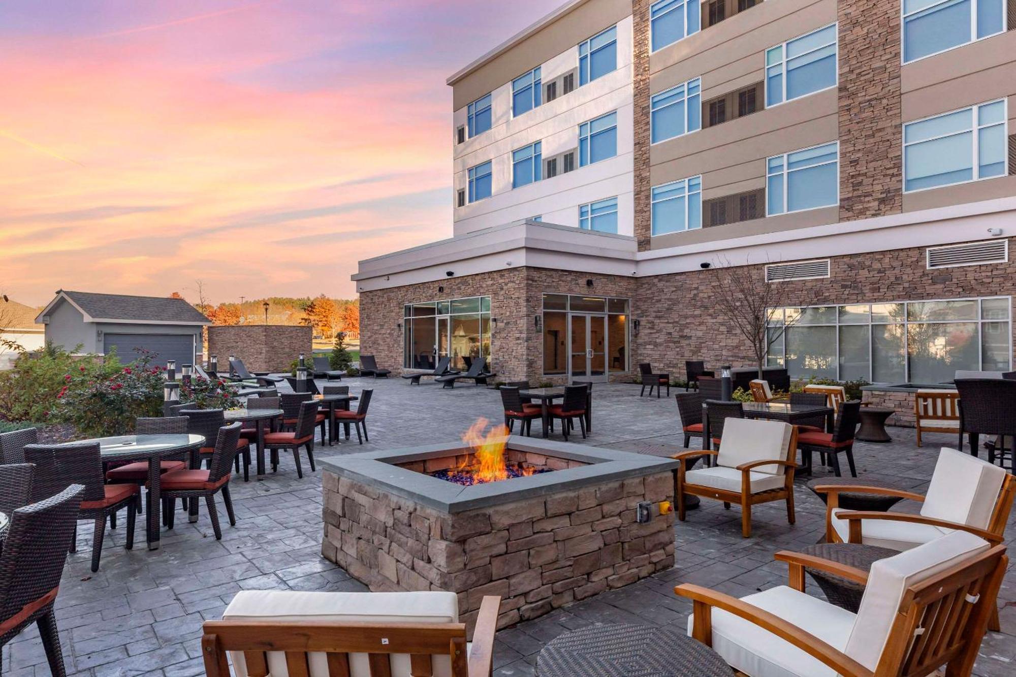 Cambria Hotel Manchester South Windsor Bagian luar foto