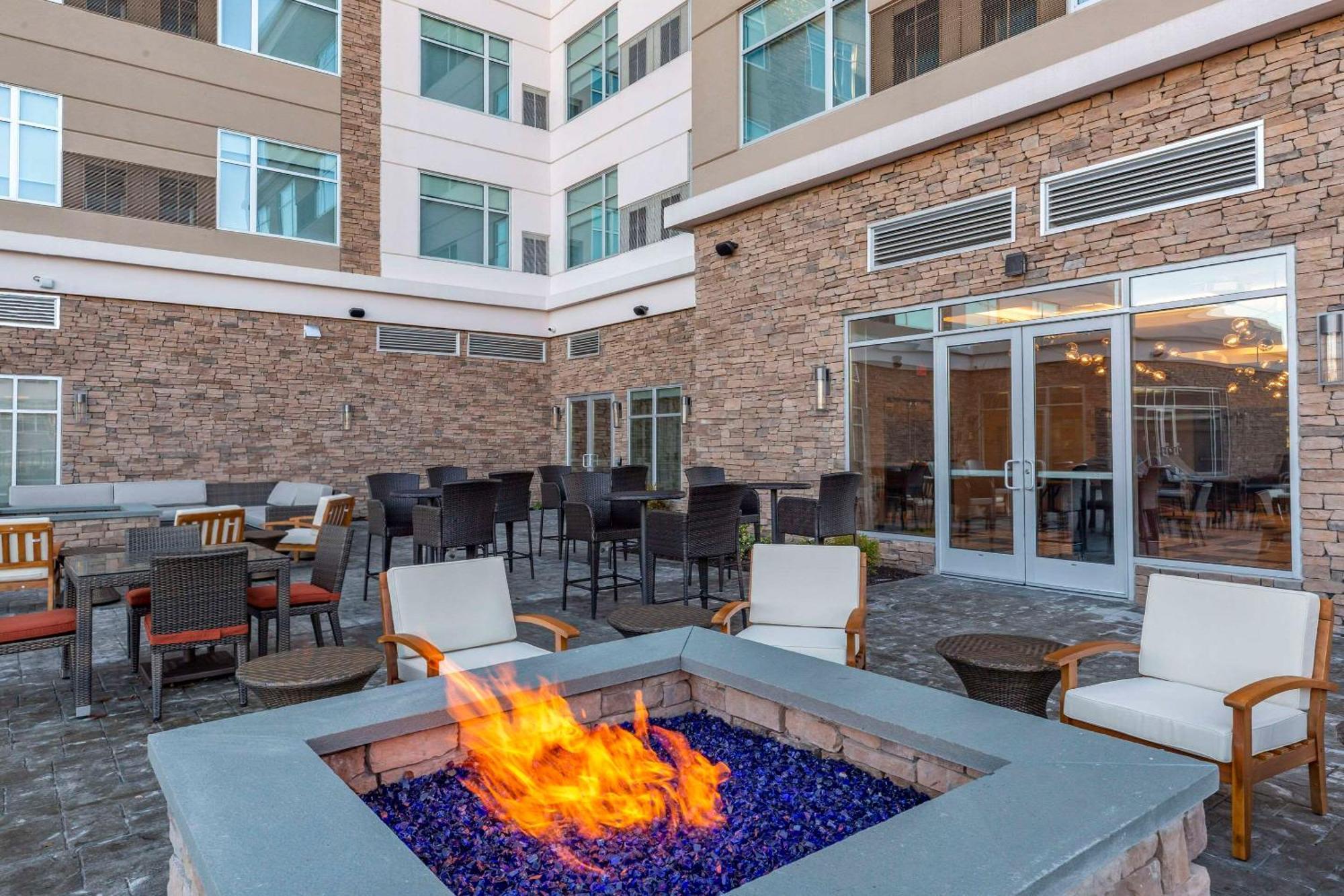 Cambria Hotel Manchester South Windsor Bagian luar foto