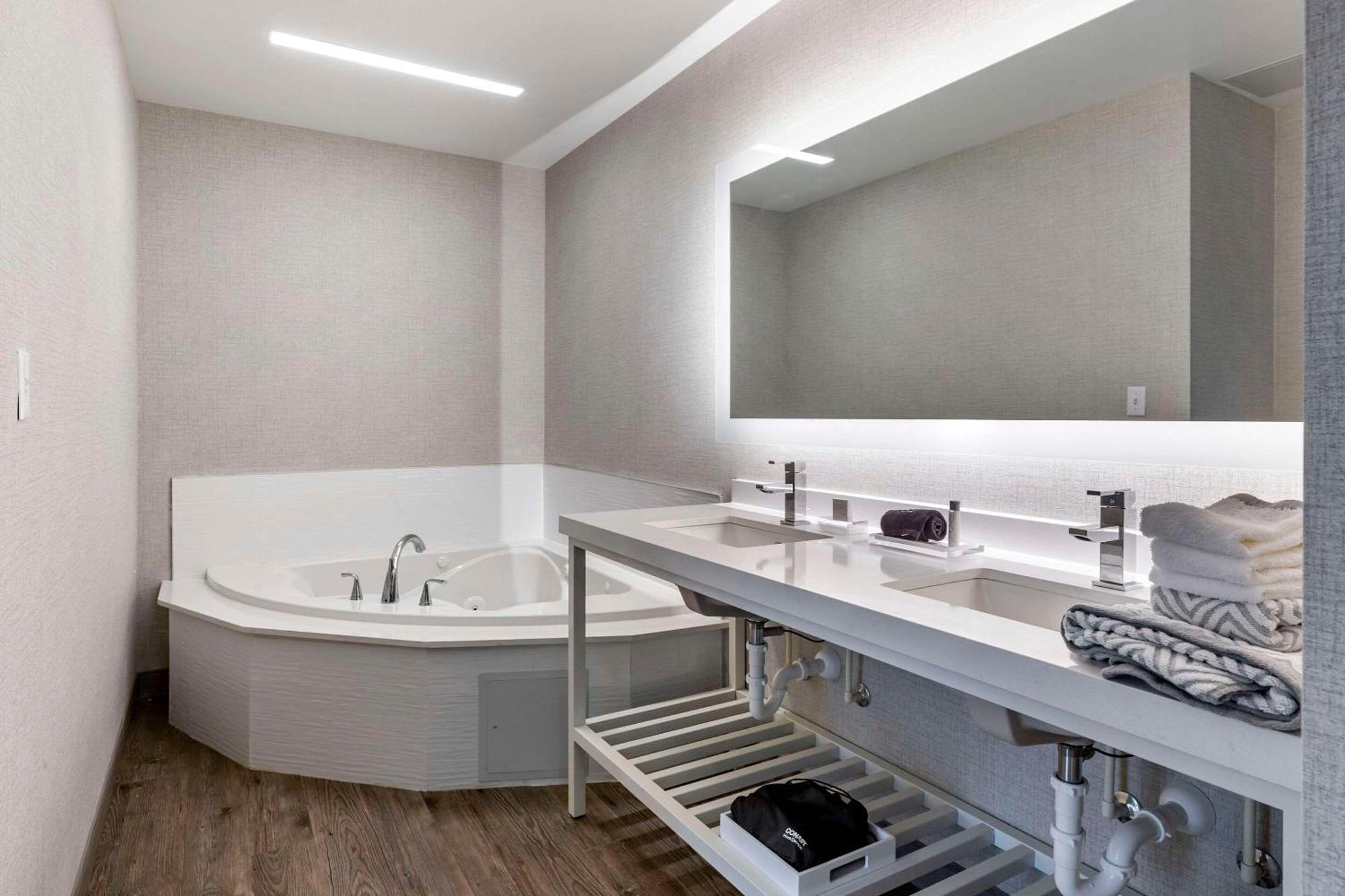 Cambria Hotel Manchester South Windsor Bagian luar foto